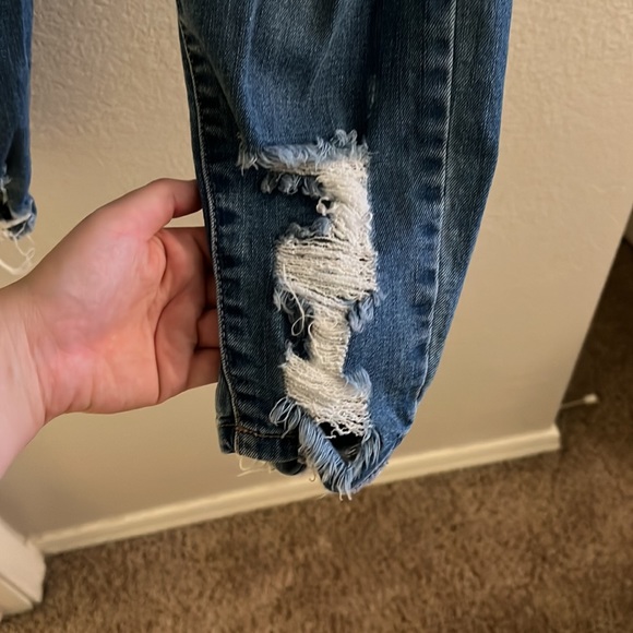 Distressed looser fit skinny jeans - Picture 4 of 6